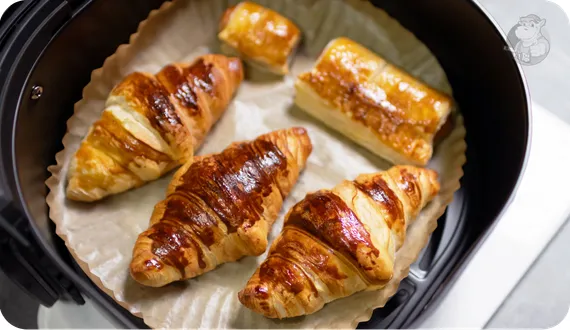 croissanty pieczone w air fryerze w papierowej foremce
